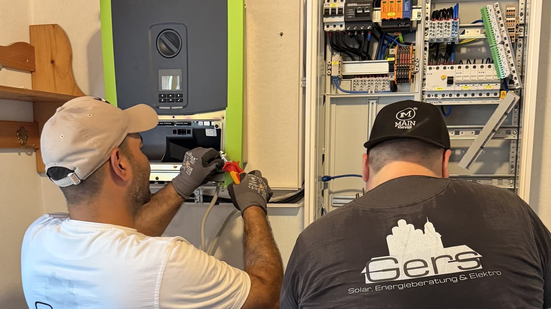 Elektroinstallation im Zaehlerschrank eines Wohnhauses