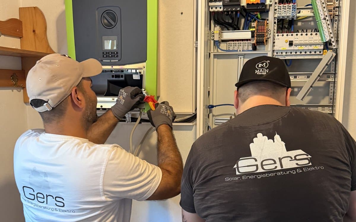 Arbeit am geoeffneten Zaehlerschrank