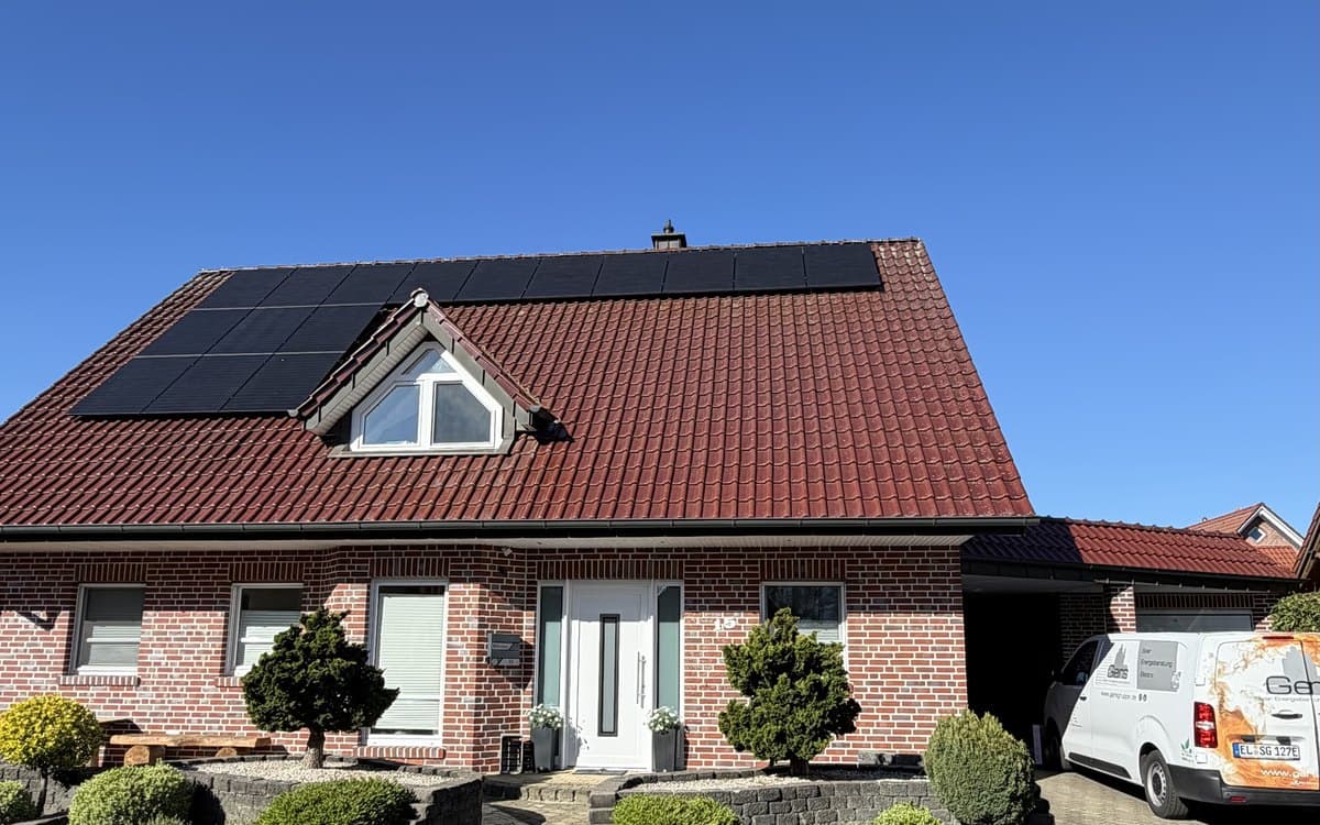 Solarmodule auf einem Dach, aufgenommen waehrend der Montage