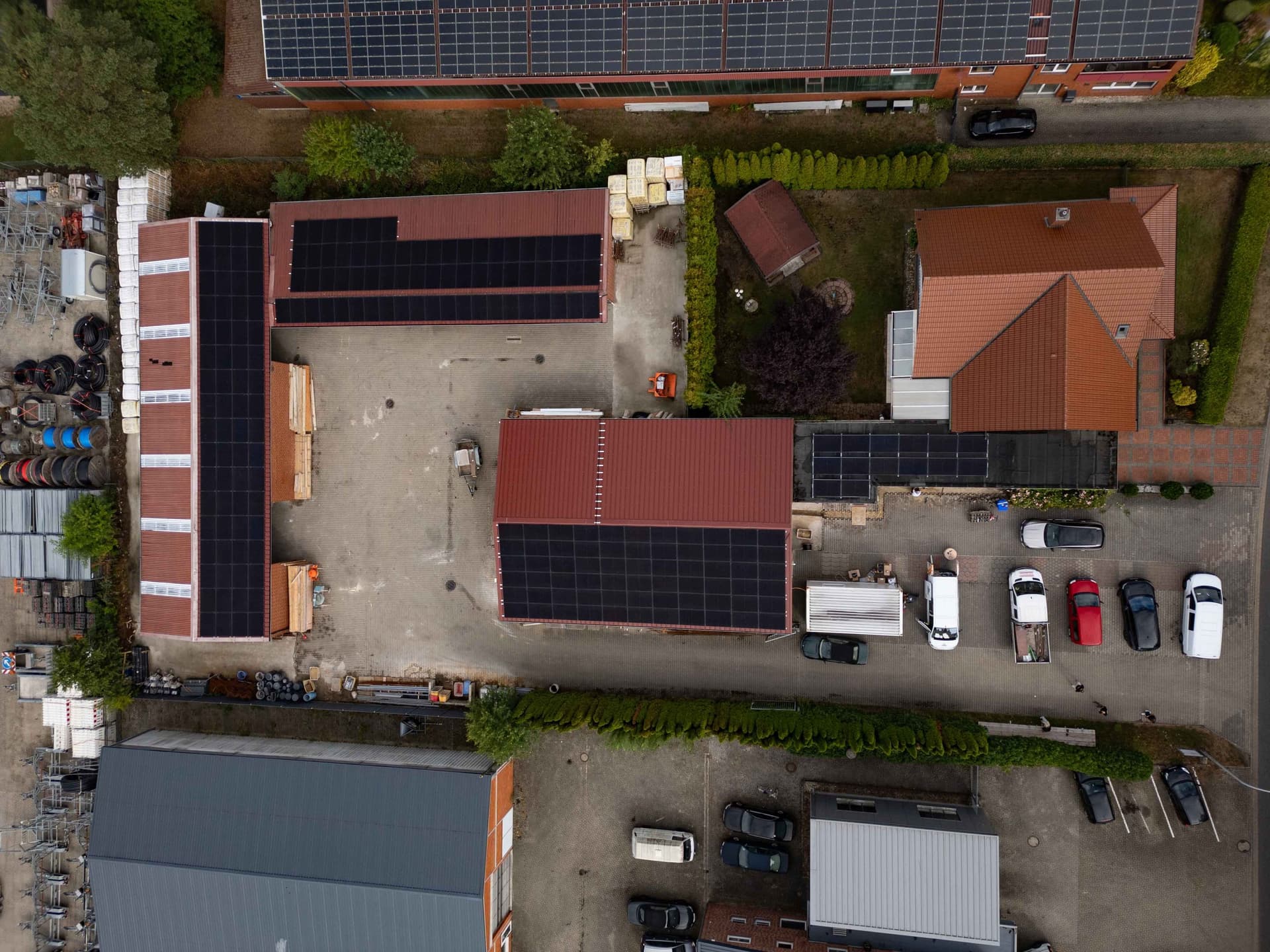 Fertig montierte Solaranlage auf einem Hausdach im Emsland
