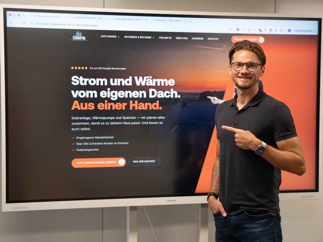 Damian Gers zeigt Rechner und Ratgeber am Bildschirm