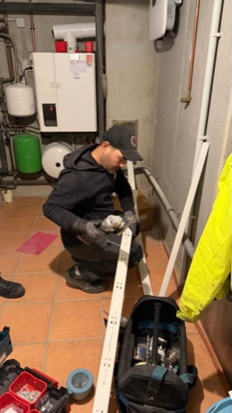 Heizungsraum mit Pufferspeicher nach dem Einbau einer Wärmepumpe